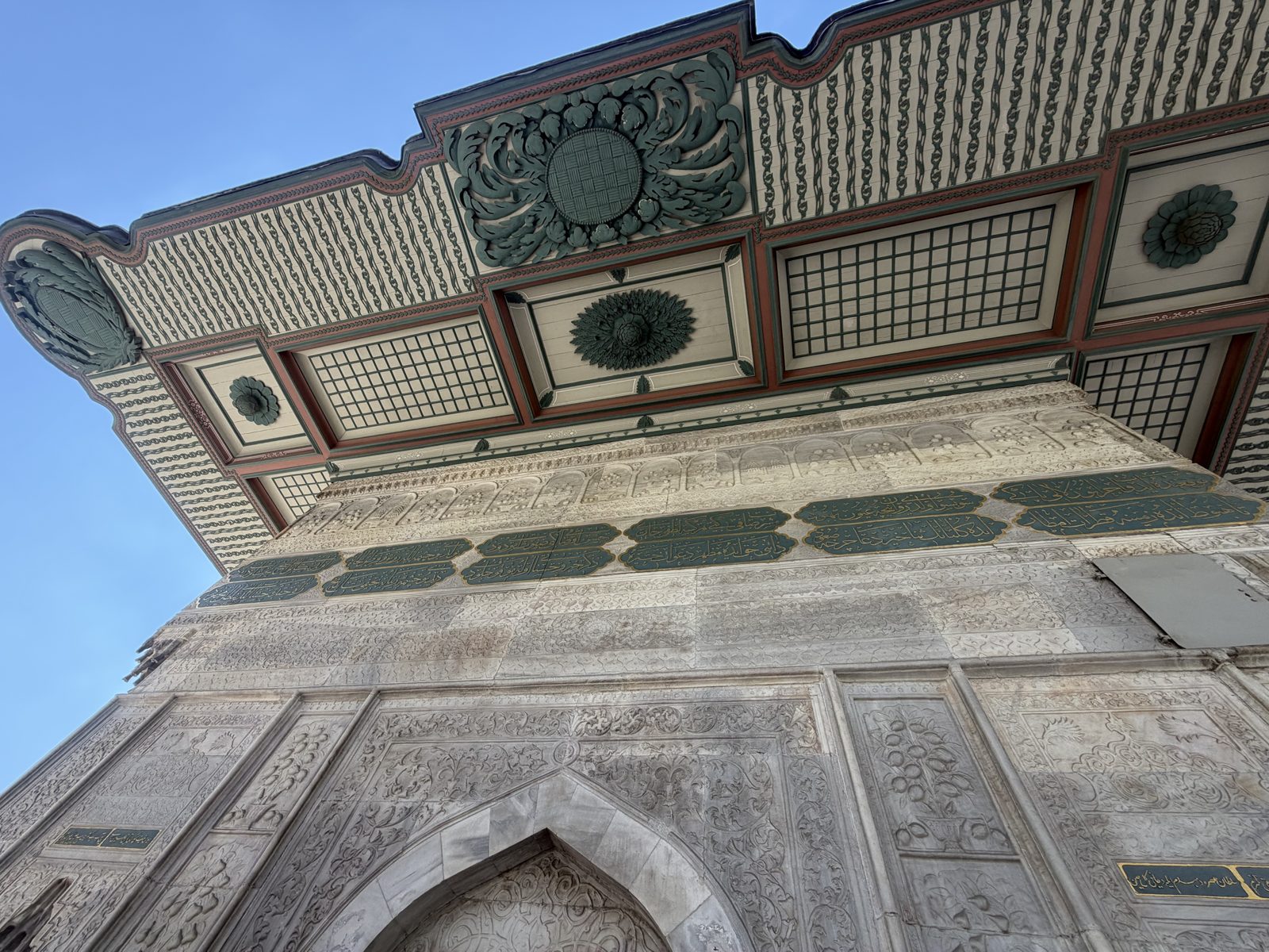 Tophane Çeşmesi (1732). Lale Devri'nin hemen ardından, dönemin süslemeci üslubuyla yapıldı.
